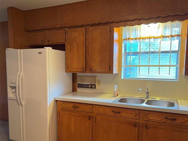 401 Oakhill Drive, Conroe, TX 77304