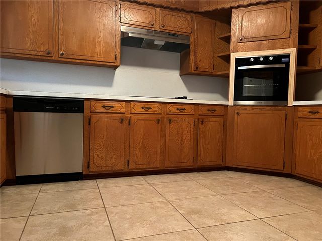 401 Oakhill Drive, Conroe, TX 77304