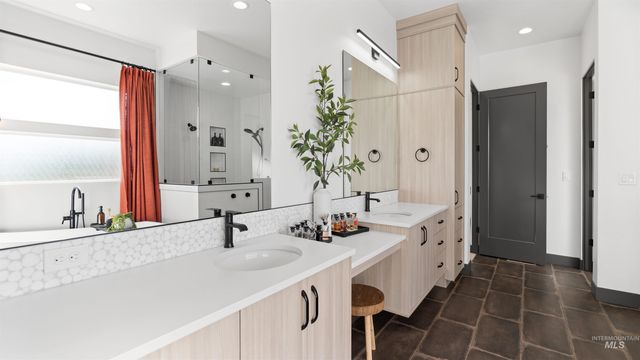 5043 W Oakford, Meridian, ID 83646