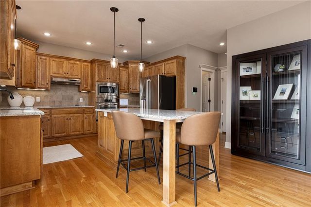 17811 Greyhawke Ridge Drive, Smithville, MO 64089