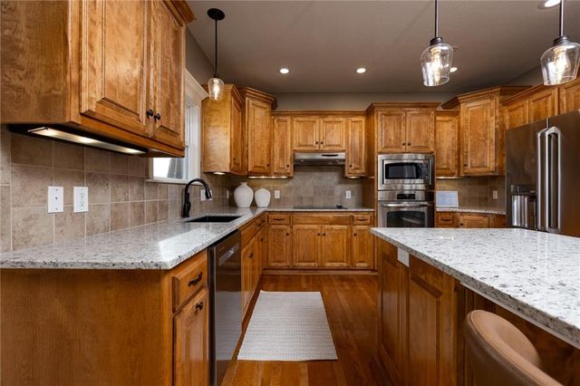 17811 Greyhawke Ridge Drive, Smithville, MO 64089