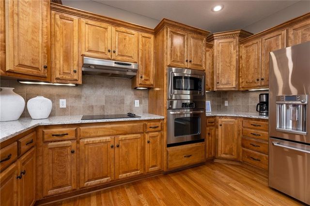 17811 Greyhawke Ridge Drive, Smithville, MO 64089