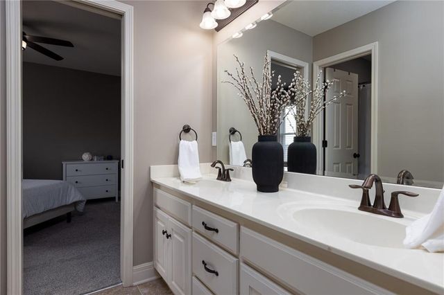 17811 Greyhawke Ridge Drive, Smithville, MO 64089