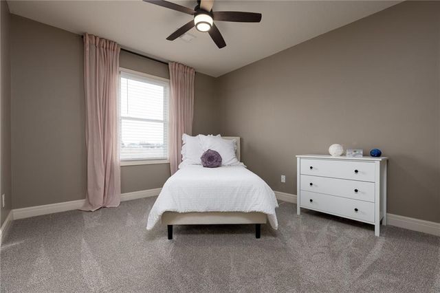 17811 Greyhawke Ridge Drive, Smithville, MO 64089