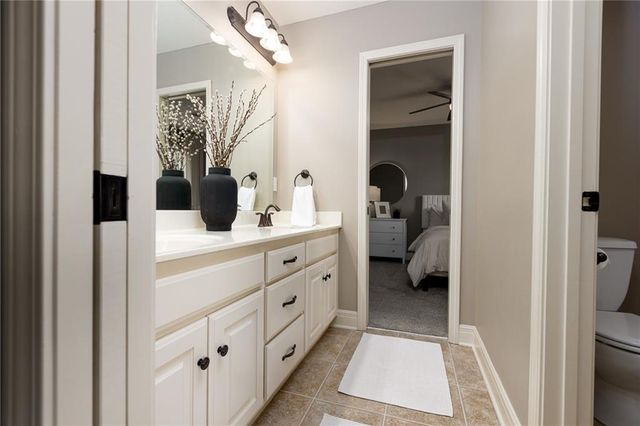 17811 Greyhawke Ridge Drive, Smithville, MO 64089