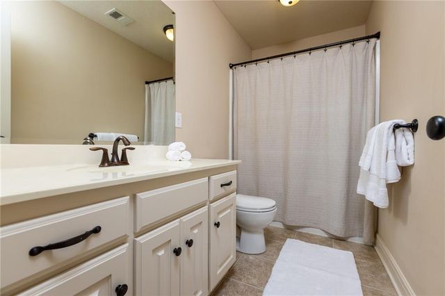 17811 Greyhawke Ridge Drive, Smithville, MO 64089