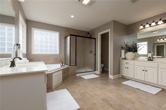 17811 Greyhawke Ridge Drive, Smithville, MO 64089