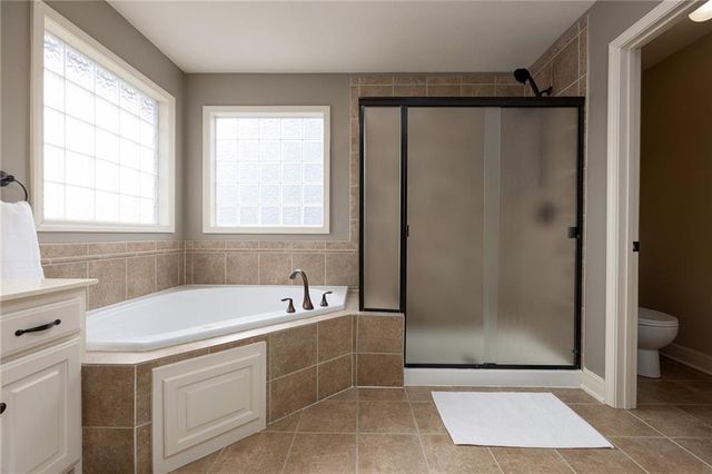 17811 Greyhawke Ridge Drive, Smithville, MO 64089