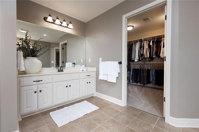 17811 Greyhawke Ridge Drive, Smithville, MO 64089