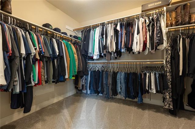 17811 Greyhawke Ridge Drive, Smithville, MO 64089