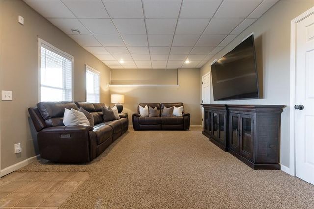 17811 Greyhawke Ridge Drive, Smithville, MO 64089