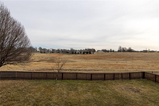 17811 Greyhawke Ridge Drive, Smithville, MO 64089