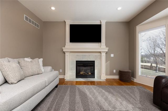 17811 Greyhawke Ridge Drive, Smithville, MO 64089