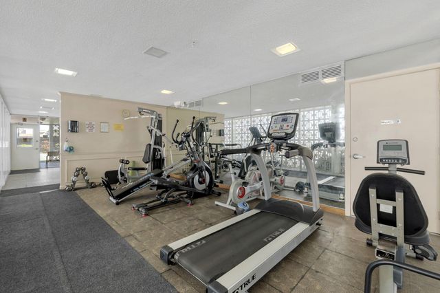 2970 NE 16th Avenue 211, Oakland Park, FL 33334