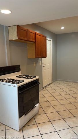 21144 Pinecrest Street, Taylor, MI 48180