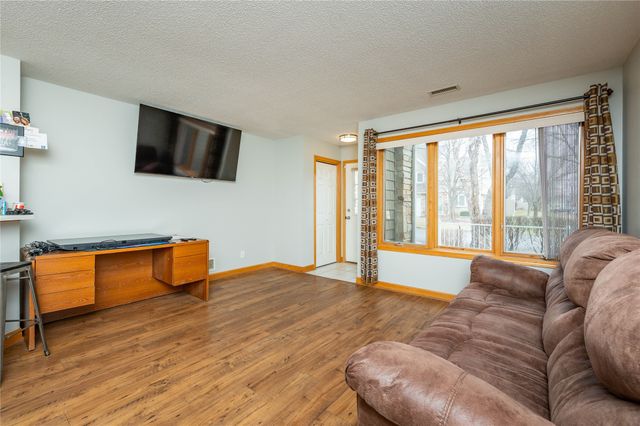 811 Burr Oaks Drive 611, West Des Moines, IA 50266