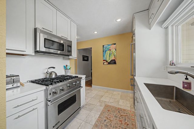 2202 E 32nd Street, Des Moines, IA 50317