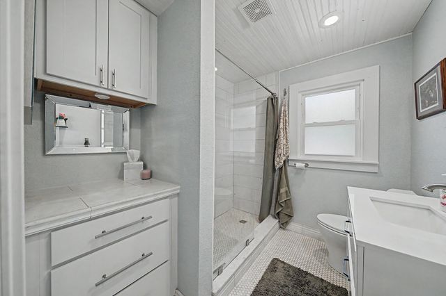 2202 E 32nd Street, Des Moines, IA 50317