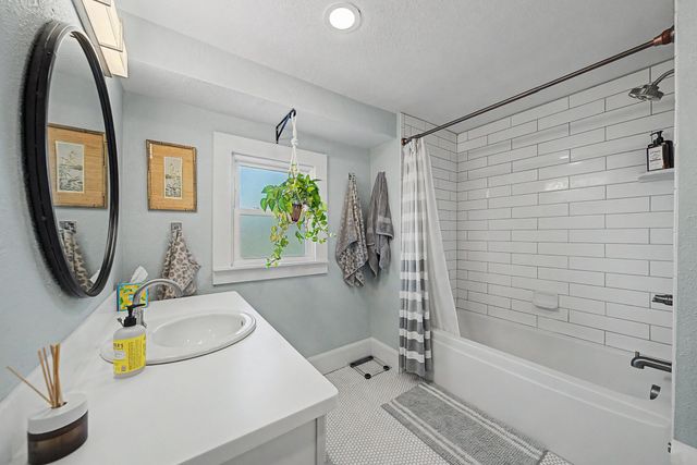 2202 E 32nd Street, Des Moines, IA 50317