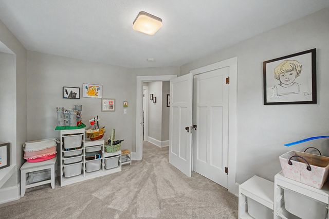 2202 E 32nd Street, Des Moines, IA 50317