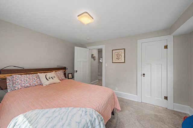 2202 E 32nd Street, Des Moines, IA 50317