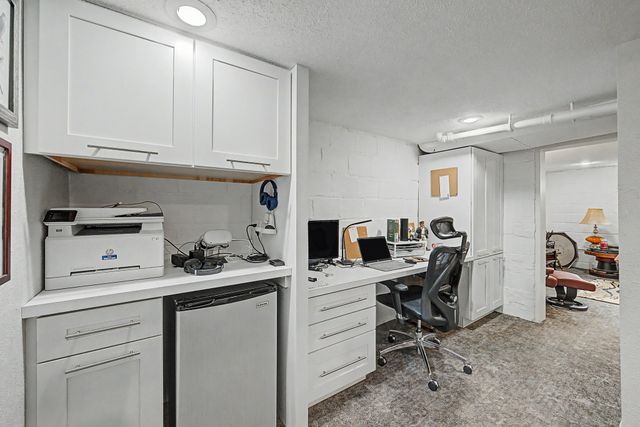 2202 E 32nd Street, Des Moines, IA 50317