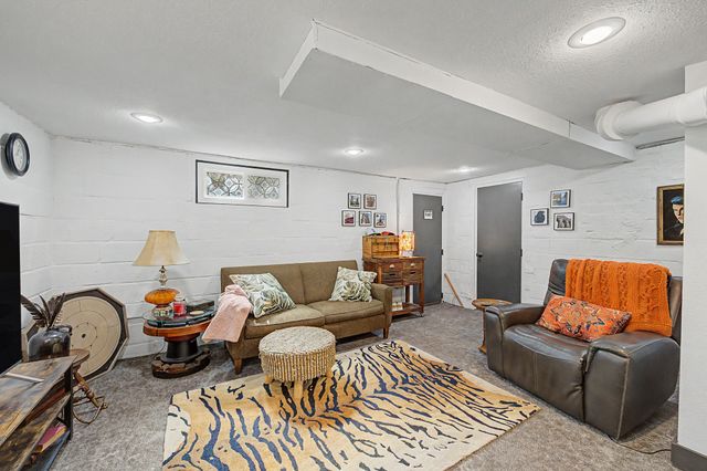 2202 E 32nd Street, Des Moines, IA 50317