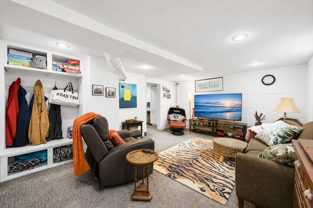 2202 E 32nd Street, Des Moines, IA 50317