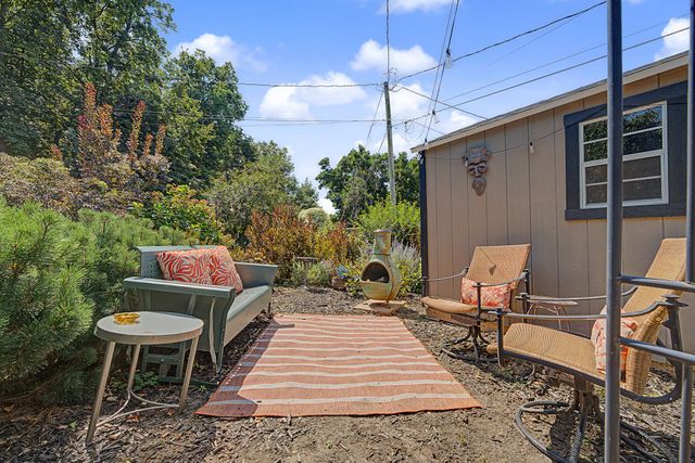2202 E 32nd Street, Des Moines, IA 50317