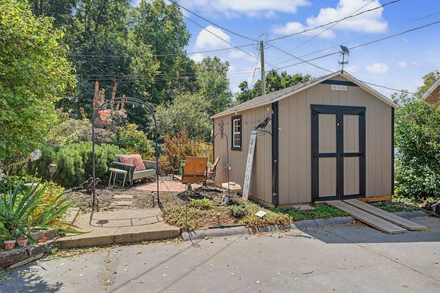 2202 E 32nd Street, Des Moines, IA 50317