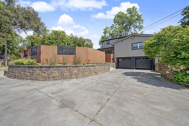 2202 E 32nd Street, Des Moines, IA 50317