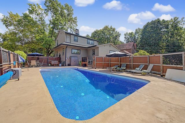 2202 E 32nd Street, Des Moines, IA 50317