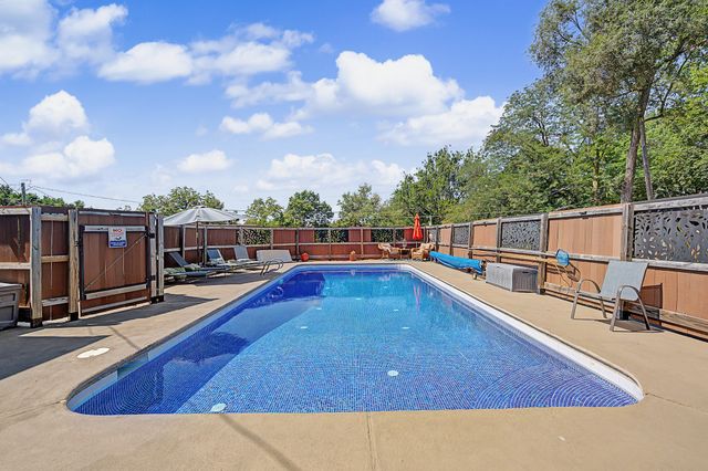 2202 E 32nd Street, Des Moines, IA 50317