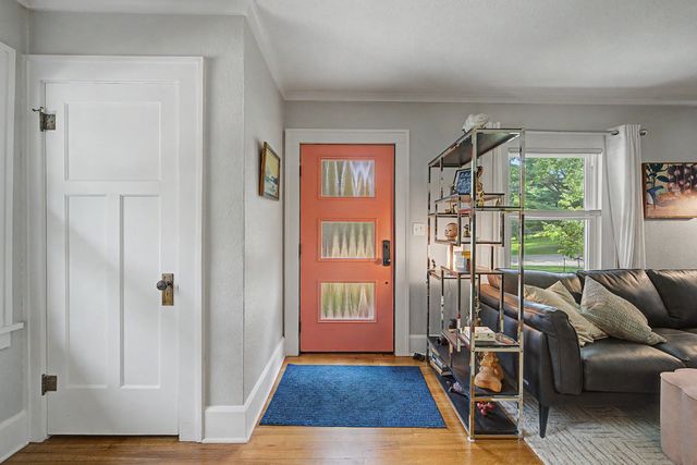 2202 E 32nd Street, Des Moines, IA 50317