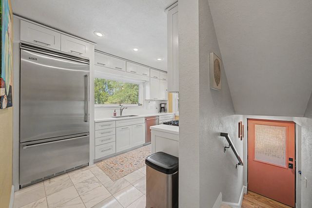 2202 E 32nd Street, Des Moines, IA 50317