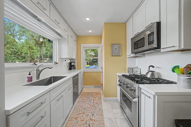 2202 E 32nd Street, Des Moines, IA 50317