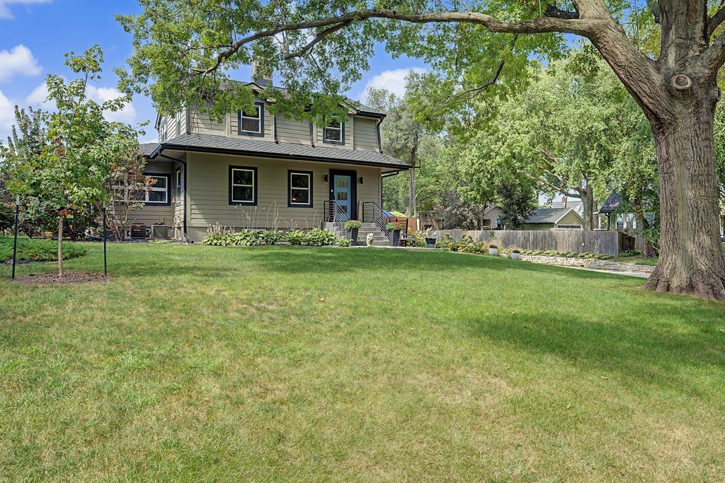 2202 E 32nd Street, Des Moines, IA 50317