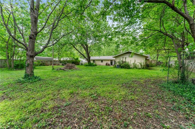 1703 W Emma Avenue, Springdale, AR 72762