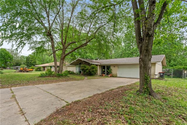1703 W Emma Avenue, Springdale, AR 72762