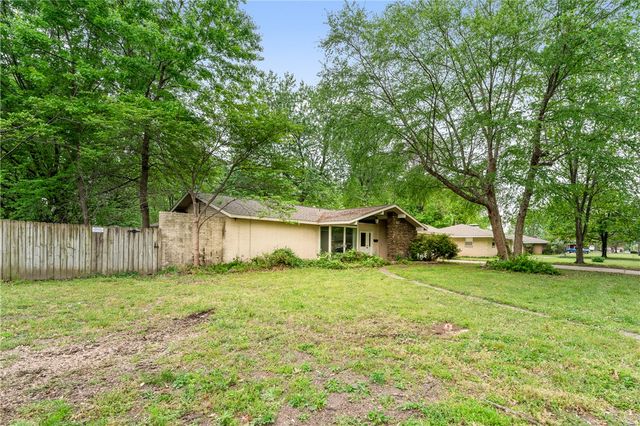 1703 W Emma Avenue, Springdale, AR 72762