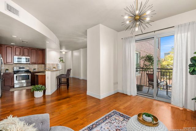 215 Center St Apt 203, San Antonio, TX 78202