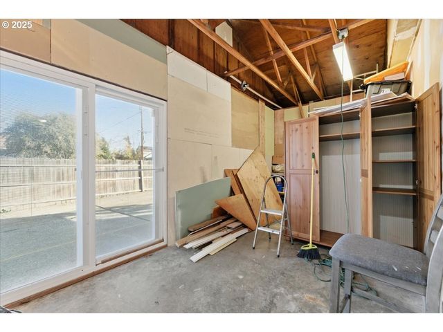 4025 Ne ROSELAWN St, Portland, OR 97211