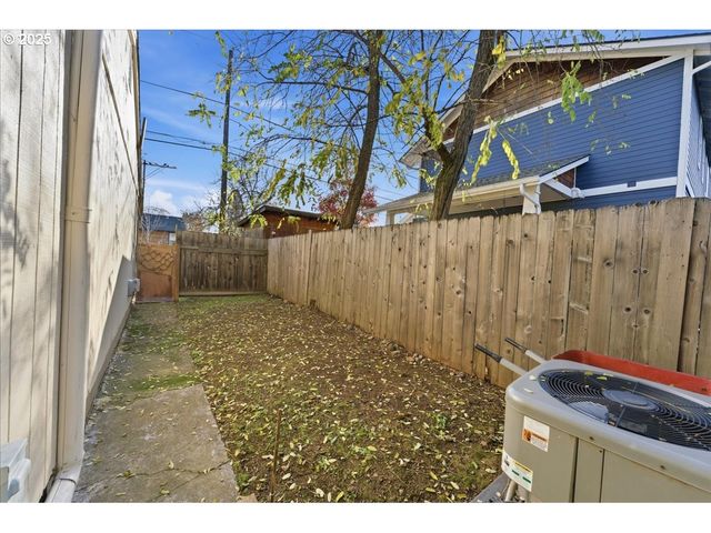 4025 Ne ROSELAWN St, Portland, OR 97211