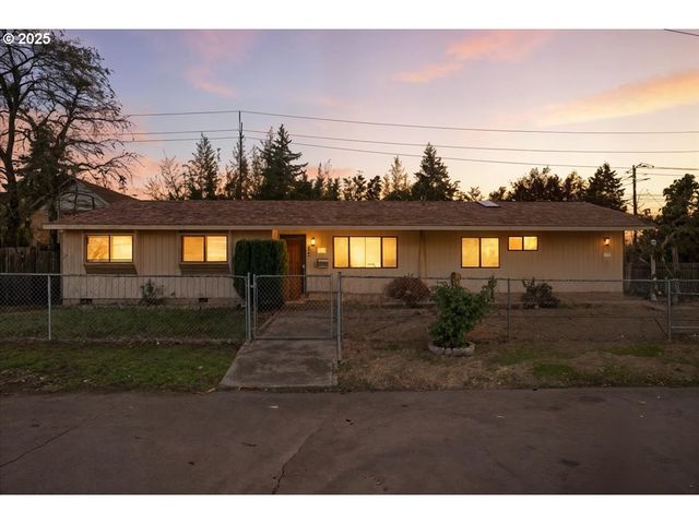 4025 Ne ROSELAWN St, Portland, OR 97211