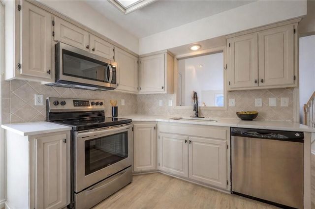 9415 W 122nd Street, Overland Park, KS 66213