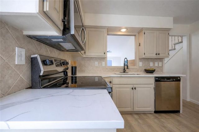 9415 W 122nd Street, Overland Park, KS 66213