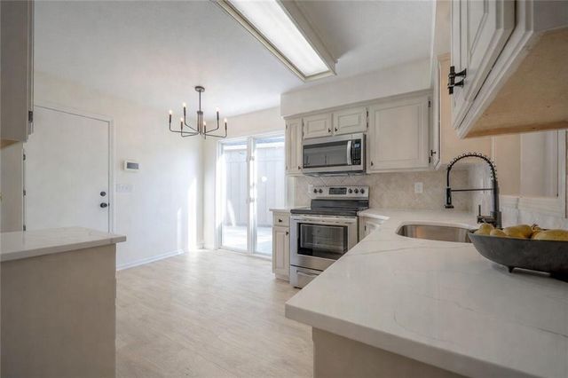 9415 W 122nd Street, Overland Park, KS 66213