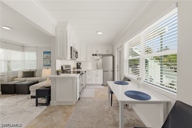 275 8th AVE S 275, Naples, FL 34102