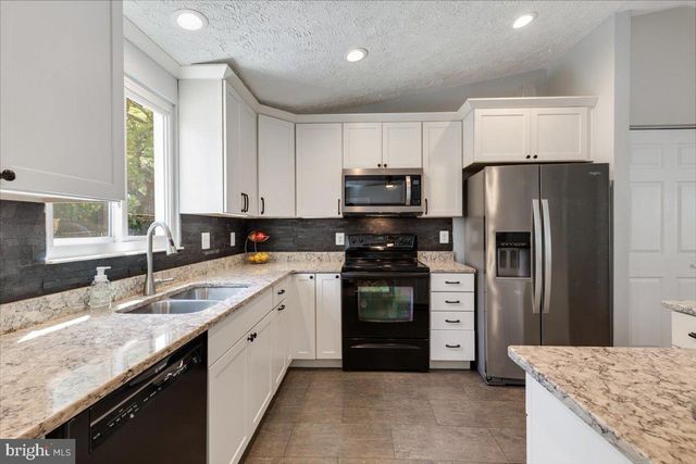 2913 ASHDOWN FOREST DR, Herndon, VA 20171
