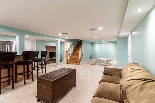 49 Somerset Street, West Hartford, CT 06110